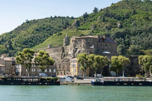 Vue sur le château de Tournon-sur-Rhône