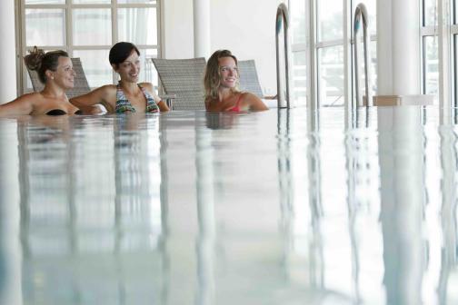 3 femmes dans une piscine au Vichy Spa Célestins