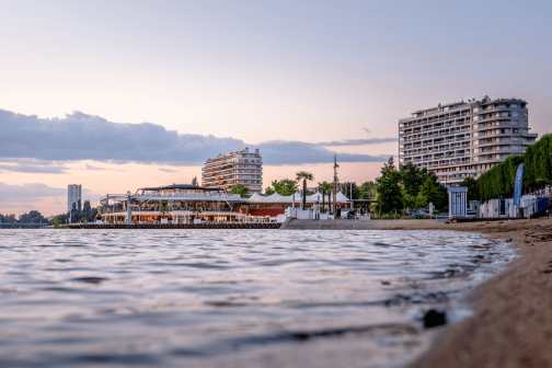 Vichy avec la mer et les immeubles