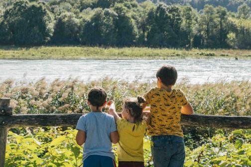 Des enfants sur l'île de la Platière