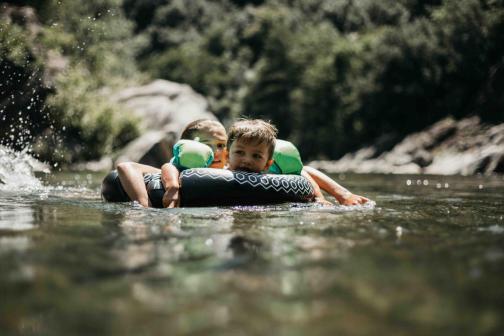 Enfants se baignant des les rivières de Cévennes d'Ardèche
