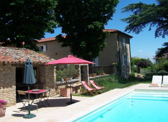 Chambres d'hôtes 'Le Clos de Pomeir' à Pommiers (Rhône, Beaujolais, proximité de Villefranche-sur-Saône) : farniente et vue panoramique au bord de la piscine.