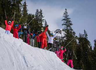 Groupe d'enfants en cours collectif de ski alpin