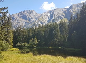 Le sentier des 3 lacs menant au Poursollet