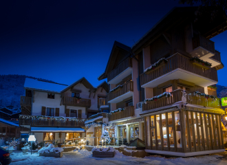 Vue sur l'hôtel en hiver la nuit