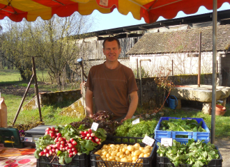 Etal du marché tous les samedis matins Ferme Jean-Michel Guicherd à Avressieux