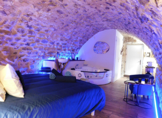 Le Temps Suspendu - Chambre romantique avec baignoire balnéo dans les Monts d'Ardèche