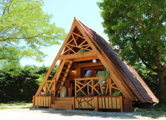 Façade-la cabane en A-camping les Ecureuil-Recoubeau Jansac