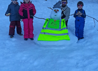 enfants qui créent un bonhomme de neige