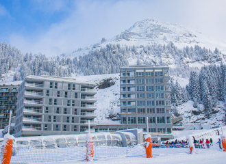 L'extérieur de l'hôtel depuis les pistes de ski du Front de Neige