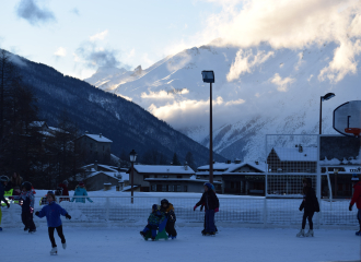La patinoire de Val Cenis-Lanslevillard, une activité après-ski en famille