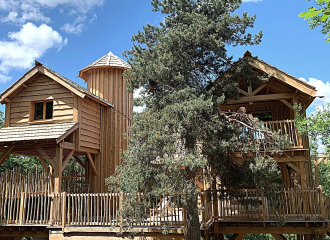 Cabanes Châteaux dans les arbres Le Peydébé