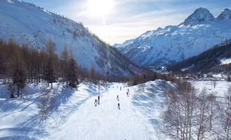 skieurs sur la piste de ski de la Vormaine