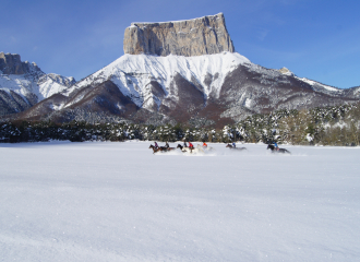 Randonnée à cheval dans la neige à la ferme équestre des quatre chemins