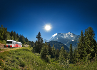 Tramway du Mont Blanc avec vue massif du Mont Blanc