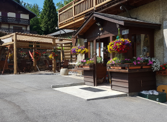 Entrée principale à la ferme du Mont-Blanc