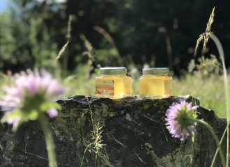 pots de miel avec fleurs