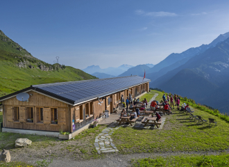 Le refuge des Prés et sa terrasse face au Mont-Blanc