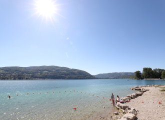 vue sur le lac rives sud depuis la plage du pin en pleine été. Ciel bleu et grand soleil.