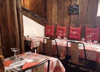 La salle du restaurant la Lodze à Bessans