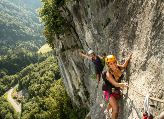 Between hiking and climbing, discover the via ferrata with a guide