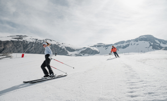 Des skieurs sur le glacier du Pisaillas à Val d'Isère