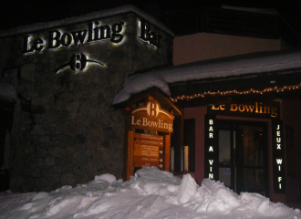 Le Bowling ‒ Entrance by night