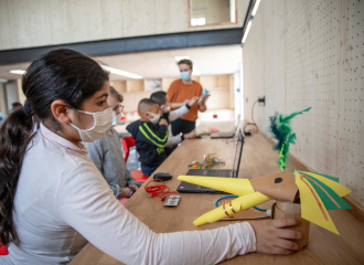 Enfants d'un centre de loisirs en train de réaliser un atelier